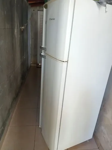 Geladeira 2 portas Electrolux 360 litros para quem  é  técnico 