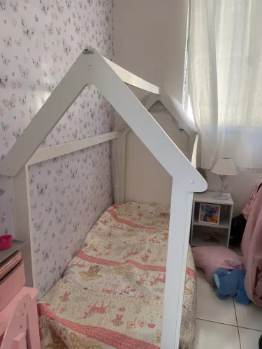 Vendo cama penteadeira e lustre infantil