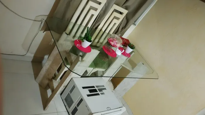 Mesa com tampo de vidro em mármore com 4 cadeiras