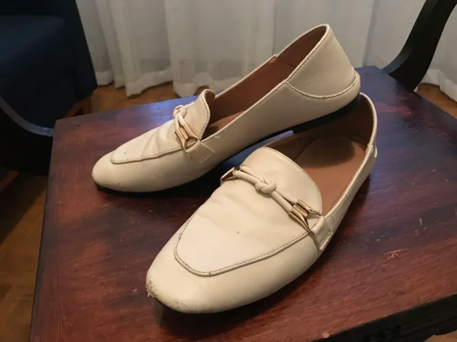 Mocassim branco com dourado feminino 