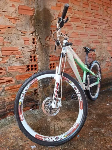 2 bicicletas boas, 1 da marca Trust 1 azonic