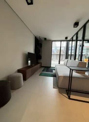 Apartamento de 1 quarto face leste em condomínio clube no Centro, perto da UFPR e do HC