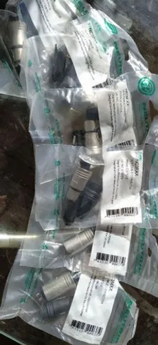 Kit com 4 conectores Xlr Neutrik Nc3fxx Femea E 2 Nc3mxx Macho.<br>Original e lacrado