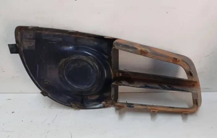 Moldura farol de milha esquerdo Montana 2012/2019  *