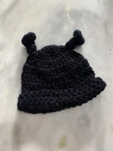 Chapéu de crochê preto com fundo de joaninha e abelinha