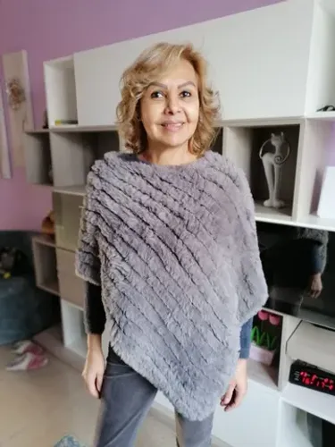 Poncho feminino modelo com bico cavado em lâ e pelo muito macio