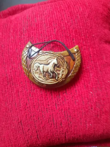 Pingente de artesanal de côco com figura de Cavalo