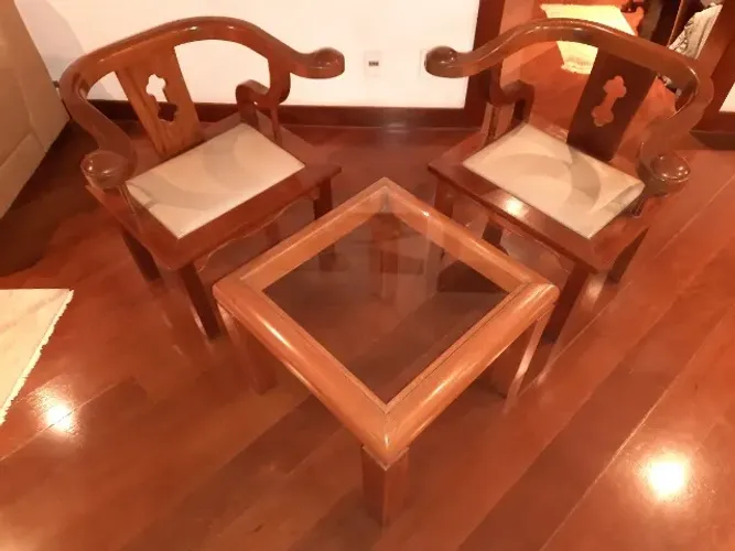 Combo 2 poltronas e 1 mesa lateral de sofá 100% mogno natural