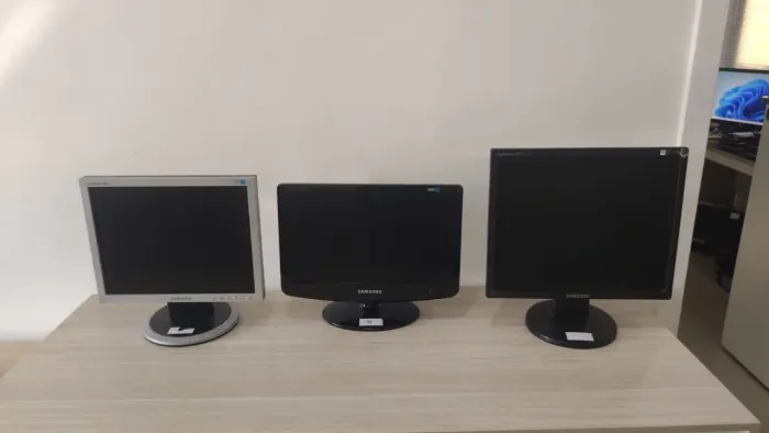 Monitores 15" e 16" polegadas R$120,00 cada