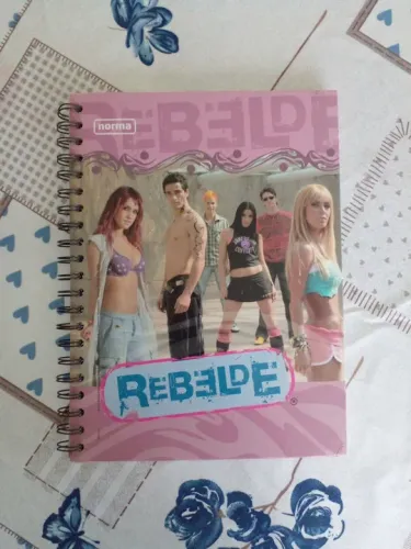 CADERNO REBELDE.