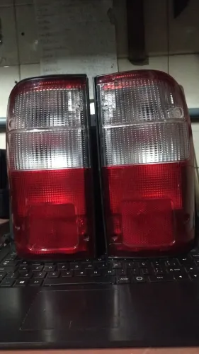 Lanterna traseira Hilux SW4 fumê par 00/04