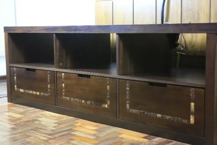 Rack  de 2 metros com detalhes em coco Moderno E Robustos em perfeito estado 