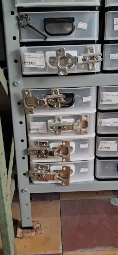 Dobradiça pra armário