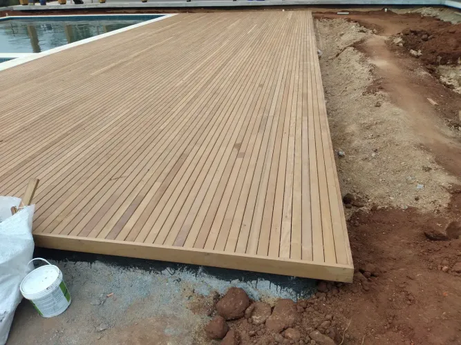 Lixamento e aplicaçãodesinteko e colocação de deck em geral
