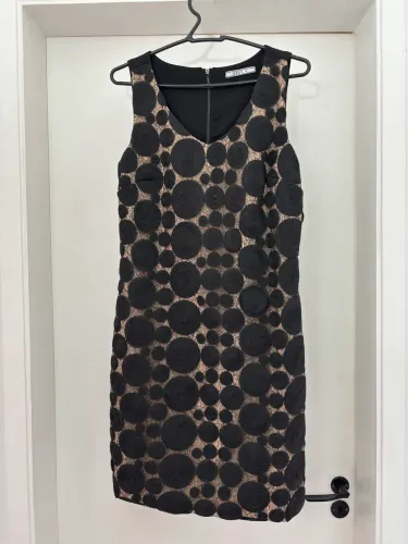 Vestido beje e preto com aplicação