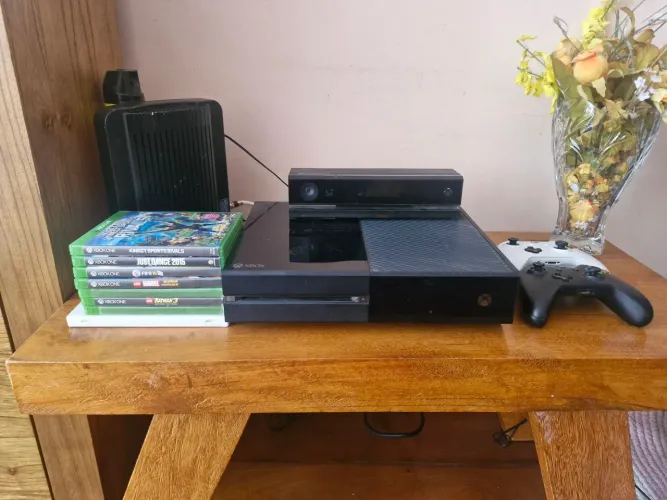 Xbox One + Kinect + 2 controles + 8 jogos originais 