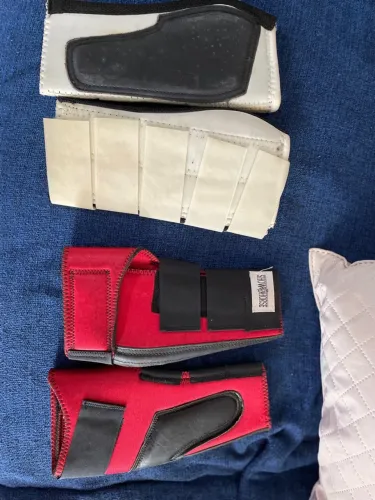 02 pares de Caneleiras de equitação
