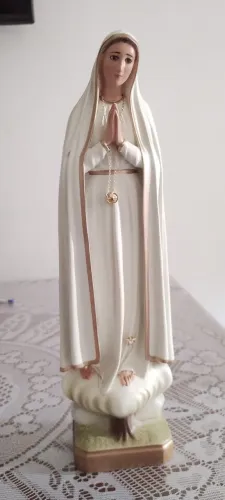 Imagem nossa senhora de Fátima 43 cm com coroa, material resina pintada , olho de vidro 