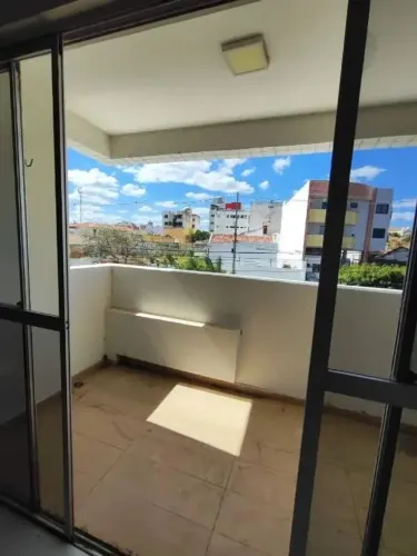 Apartamento no Edifício Rio Paracatu, no centro de Petrolina, localizado no 1º andar, com 