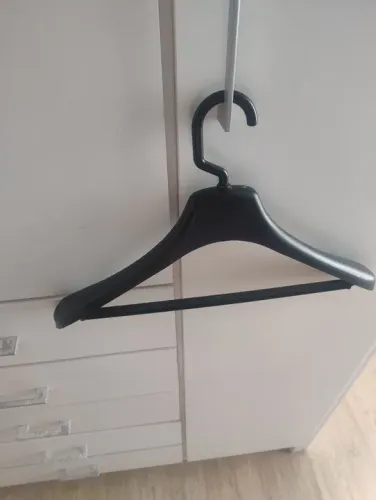 Cabide de roupa plástico
