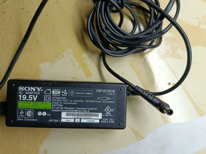 Vendo carregador Vaio modelo mais antigo 
