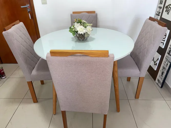 Mesa de Jantar Redonda com 4 Cadeiras de madeira