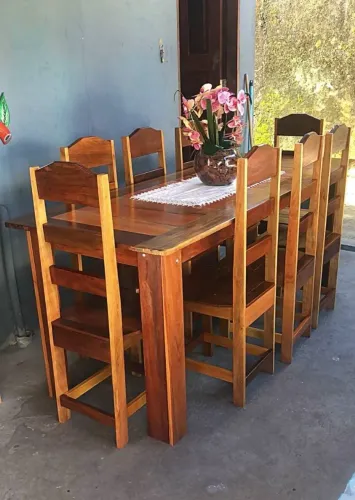 Mesa de Madeira Com 8 Cadeiras 