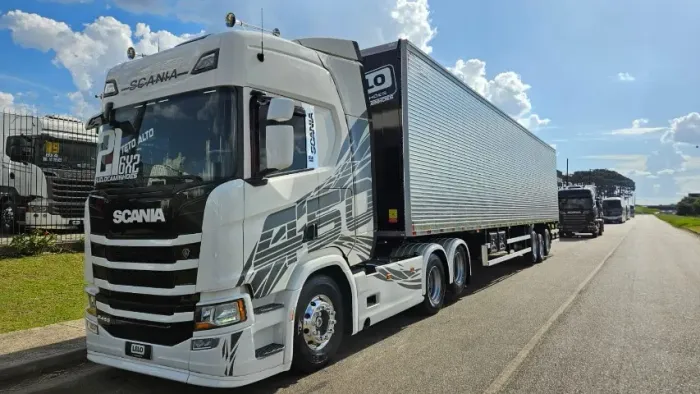 Scania R450 6x2 Highline Ano 21 Teto Alto Automático Carenagem lateral + Baú Nostra Ano 25