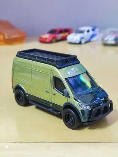 Hot Wheels Premium Mercedes-Benz Sprinter