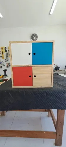 Armario de pinus com portas coloridas Tétis. 