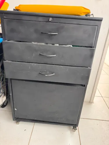 Balcao com 3 gavetas de 3 divisórias. Ferro fundido com chave