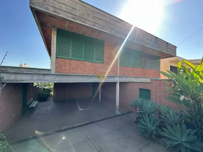 Casa a venda no bairro Clube de Campo com belíssima vista para o rio Piracicaba.