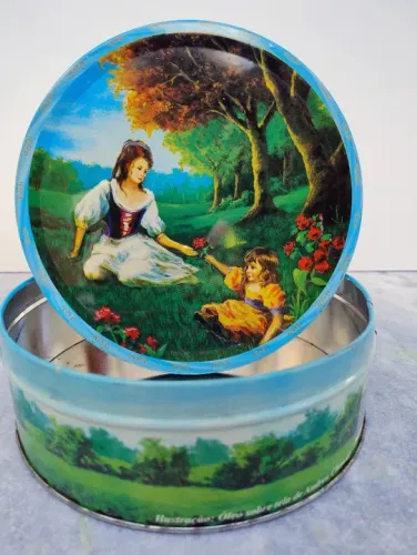 Caixa de metal vintage com ilustração de duas meninas