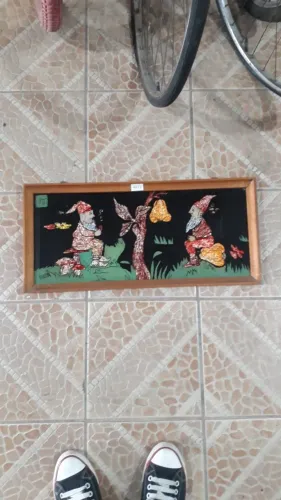 QUADRO COM DESENHO NO VIDRO E DETALHES EM PAPEL
