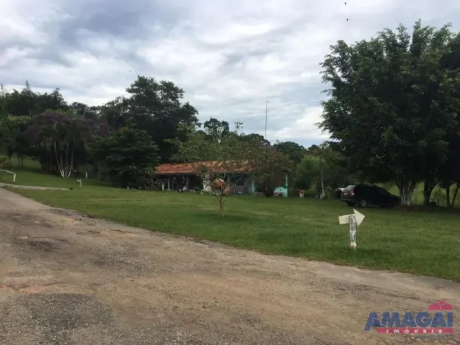 Chacara em Jacareí, no bairro Jardim Colônia, para locação.