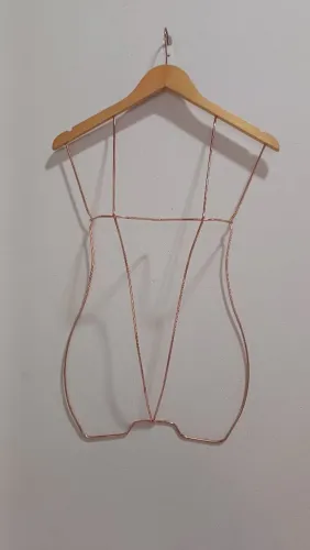 Cruzetas e balcão para loja de roupa