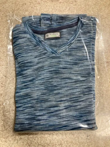 Camiseta Azul com Decote em V