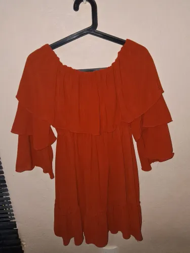 Vestido em camadas na cor coral