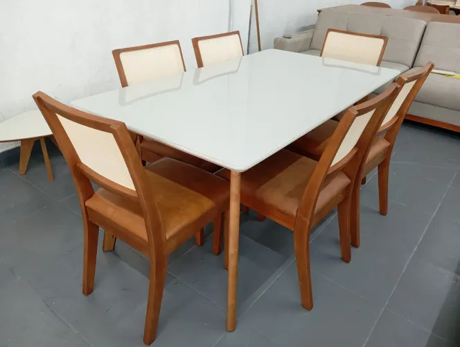 Mesa com cadeiras de madeira maciça moderna e atual