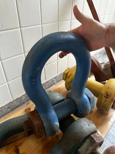 Manilha curva para embarcação