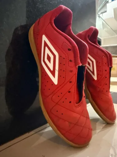 Chuteira umbro neo strike número 40
