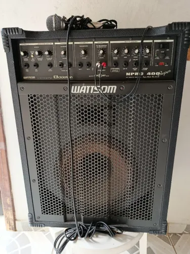 Vendo caixa de som saída para instrumentos, dois microfones, karaokê, marca Wattson.