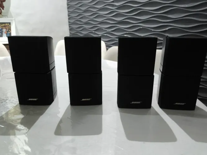2 pares de caixa Bose cube bem conservadas.