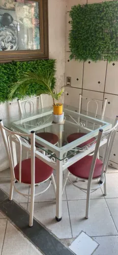 Mesa ferro com quatro cadeiras de ferro100&10