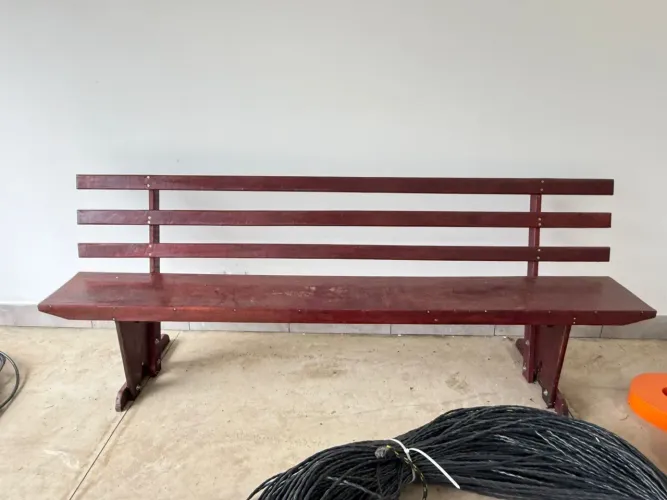 Banco de Madeira de 3 metros com encosto - em excelente estado