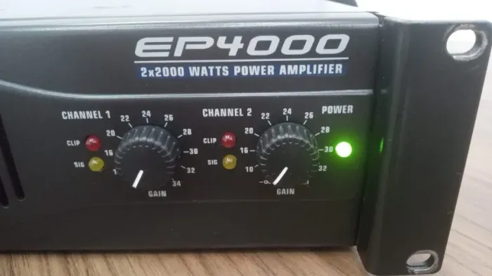 Amplificador de Potência Behringer Europower EP4000 ? 2x2000W