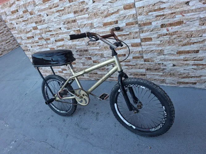 Bicicleta BMX aro 20 montada (com pedaleira e banco acolchoado)