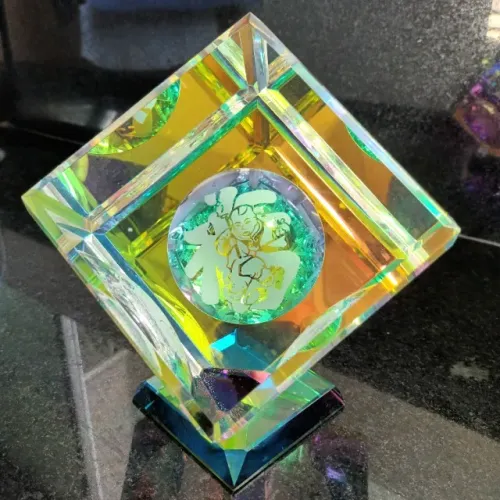 Cubo Grande de Cristal Sólido Lapidado, com Efeito Prisma.