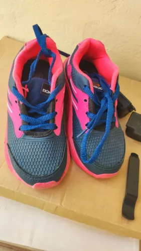 Tênis infantil azul e rosa de rodinha tamanho 29 usado