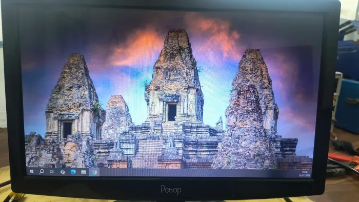 Monitor 15.6 com HDMI e VGA. Sem os cabos.